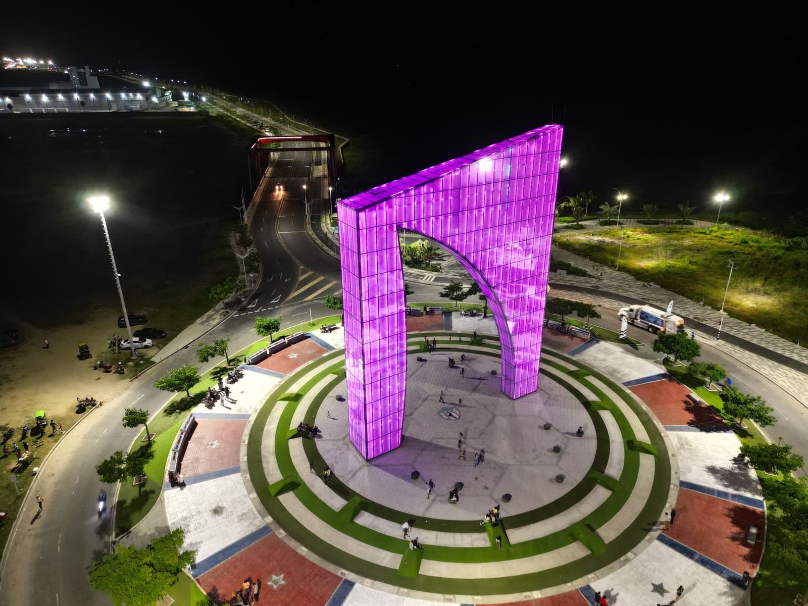 Monumento Ventana al Mundo iluminado, ícono de la ciudad de Barranquilla — servicios de aire acondicionado en Barranquilla