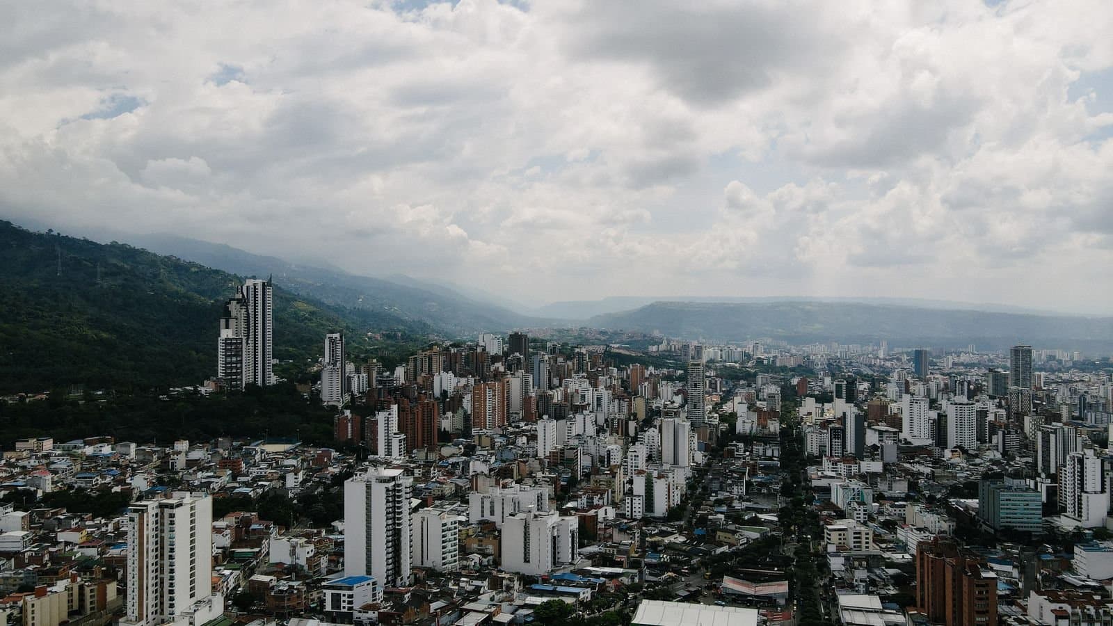 Vista aérea de la ciudad de Bucaramanga sobre la meseta de Santander, con edificios y la cordillera al fondo — servicios de aire acondicionado en Bucaramanga