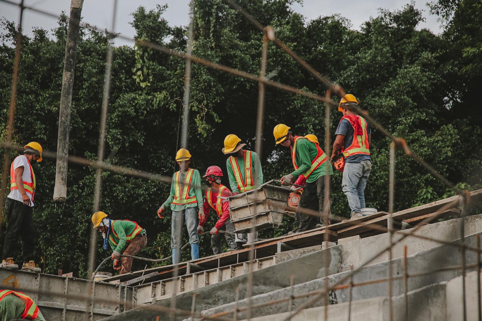 Equipo de trabajadores con cascos y chalecos reflectivos en obra — el equipo de ingeniería y técnicos de FrioFix trabaja con SG-SST