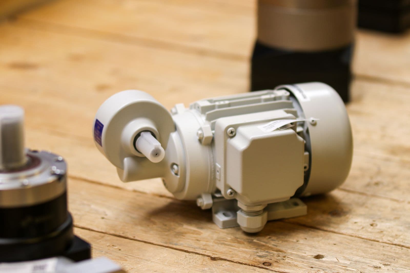 Motor eléctrico de ventilador de aire acondicionado sobre un banco de taller — Motores y tableros en Bucaramanga y Barranquilla