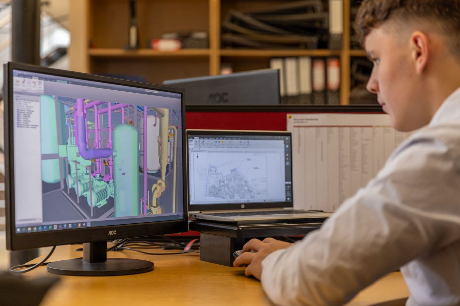 Ingeniero revisando en pantalla un modelo 3D CAD/BIM de un proyecto HVAC — Modelado Revit MEP en Bucaramanga y Barranquilla