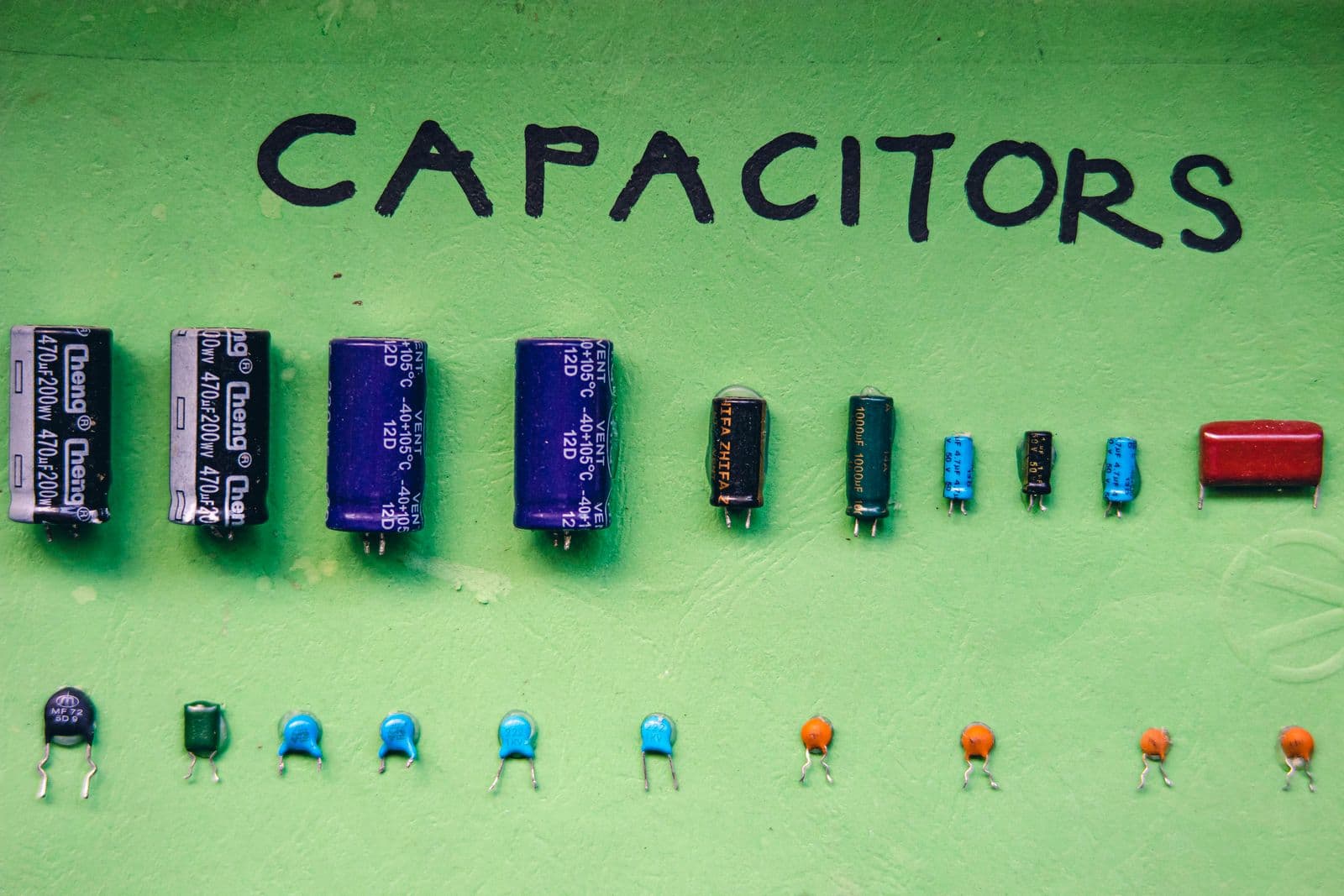 Capacitores y componentes de repuesto de aire acondicionado — Repuestos y piezas en Bucaramanga y Barranquilla