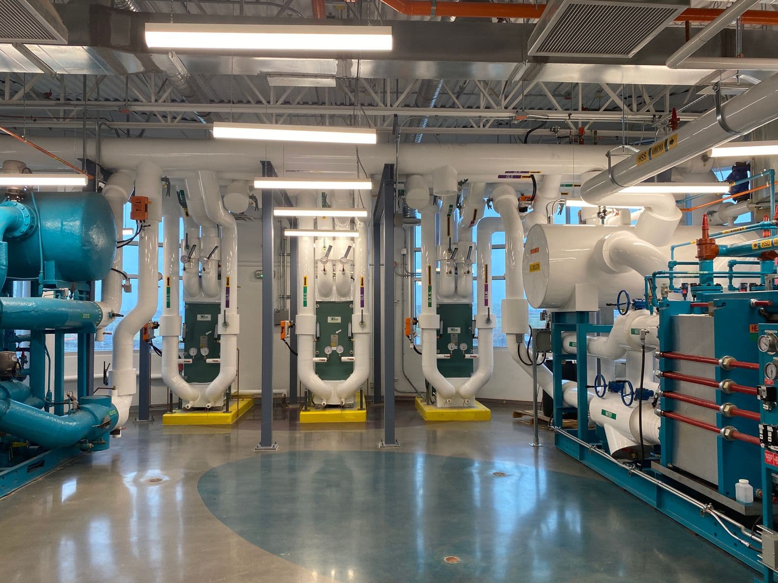 Sala de máquinas HVAC con chillers, intercambiadores de calor y tuberías aisladas — Mantenimiento de chillers en Bucaramanga y Barranquilla