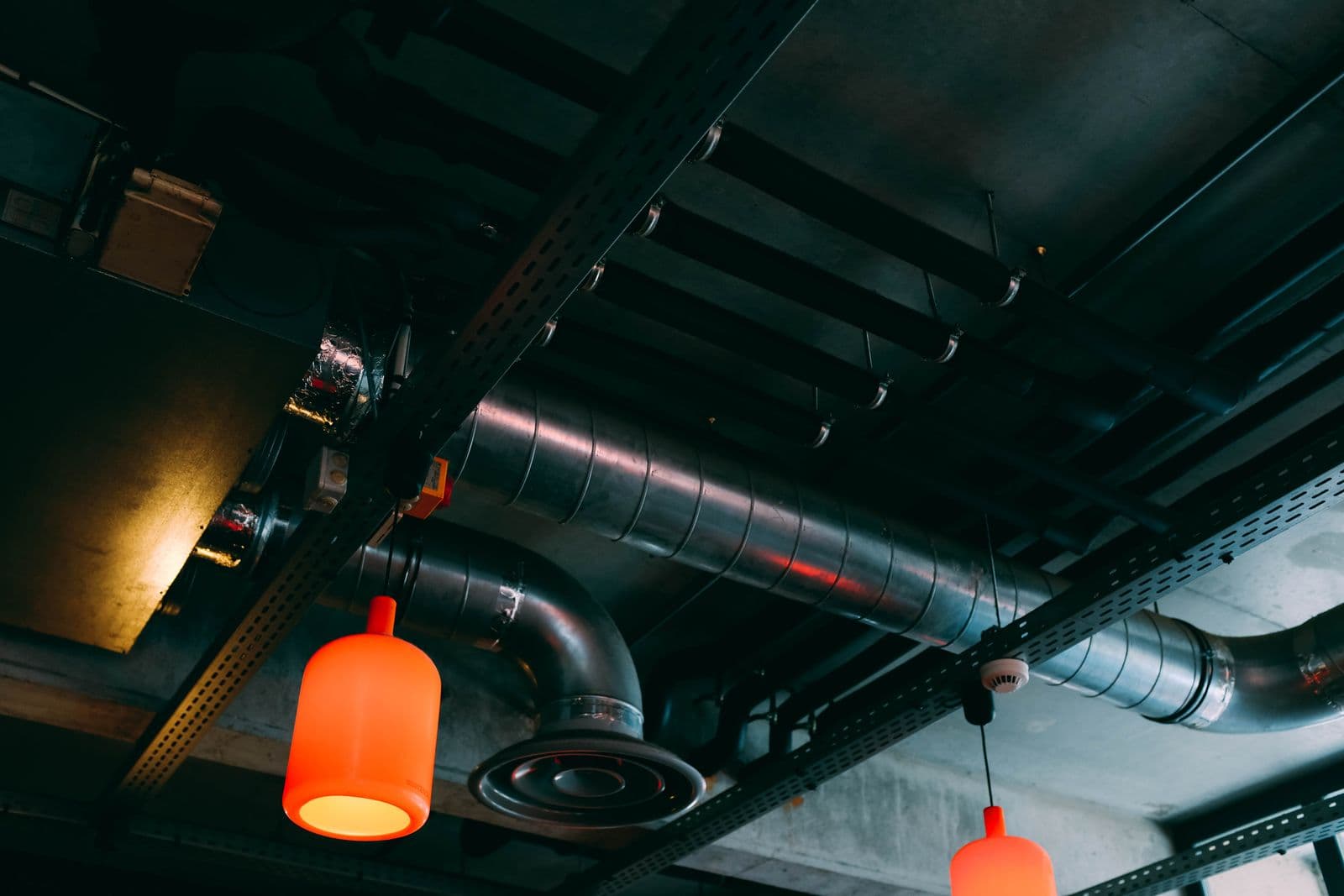 Ductos metálicos de ventilación con difusor circular expuestos en un techo de estilo industrial — Ventilación mecánica en Bucaramanga y Barranquilla