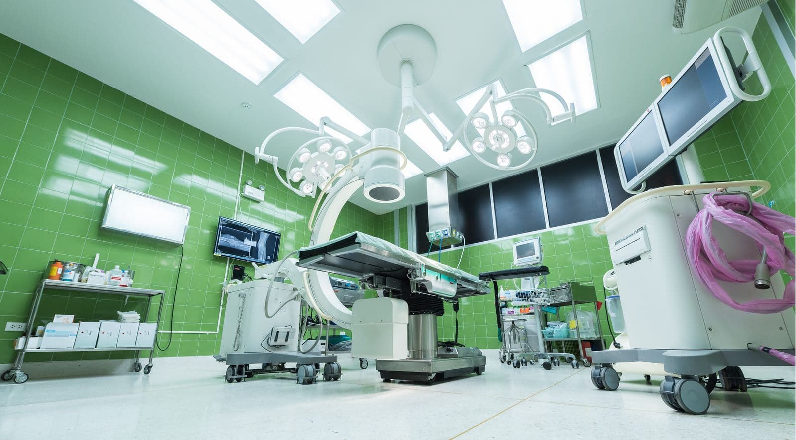 Quirófano hospitalario con lámparas quirúrgicas y equipos médicos — Climatización hospitalaria en Bucaramanga y Barranquilla
