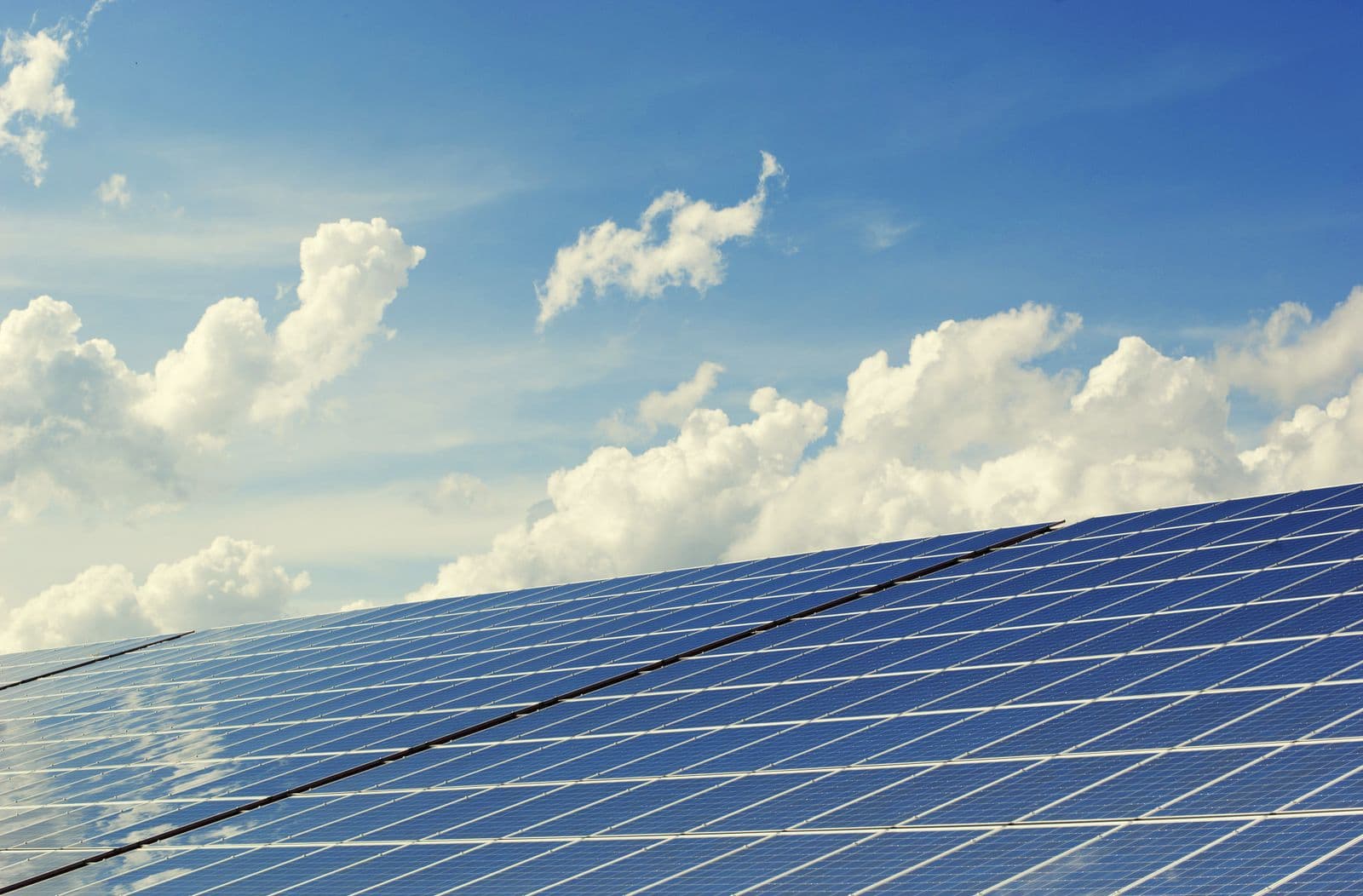 Arreglo de paneles solares fotovoltaicos bajo cielo azul — Paneles solares para HVAC en Bucaramanga y Barranquilla