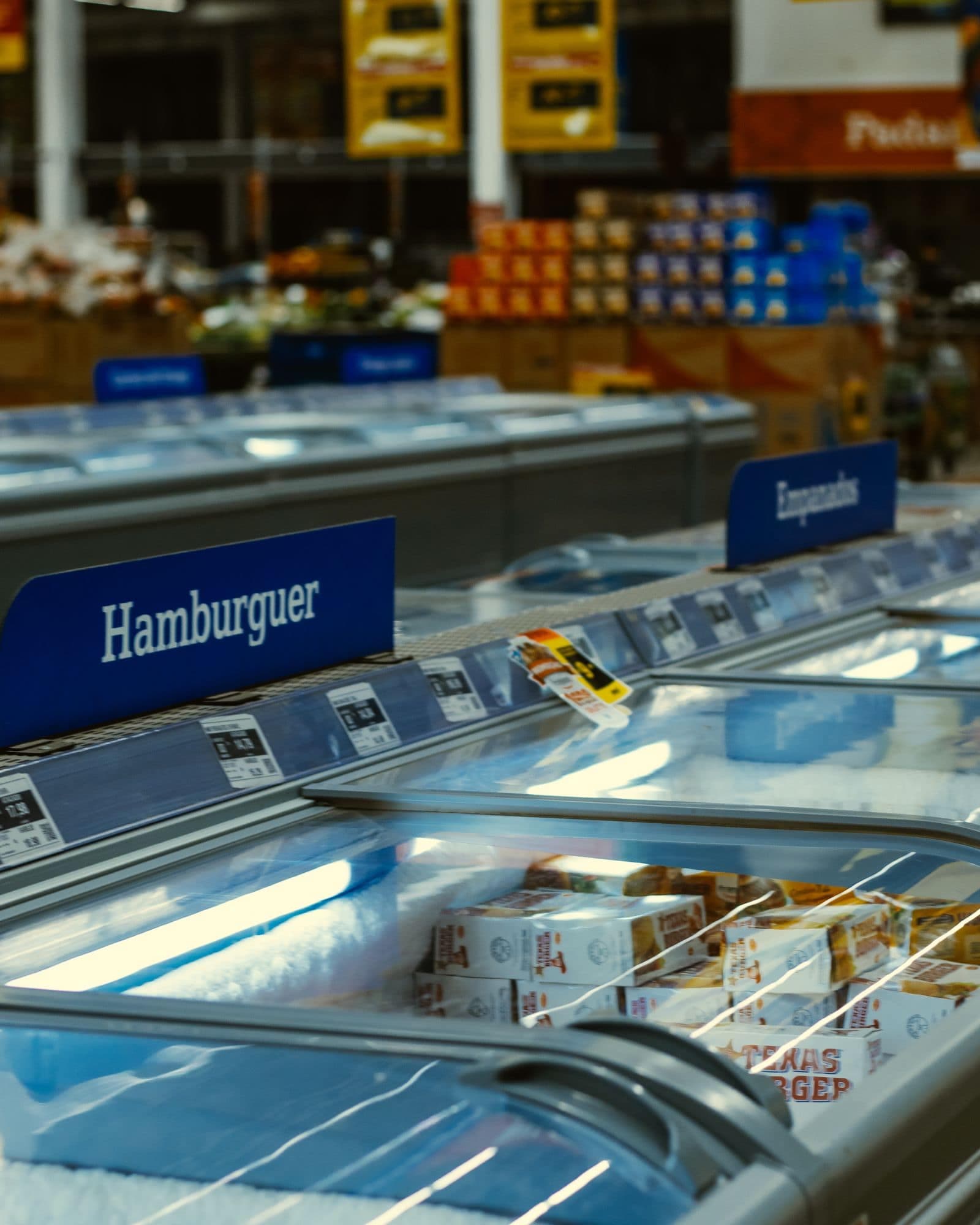Congeladores de exhibición con producto congelado en un supermercado — Refrigeración comercial en Bucaramanga y Barranquilla