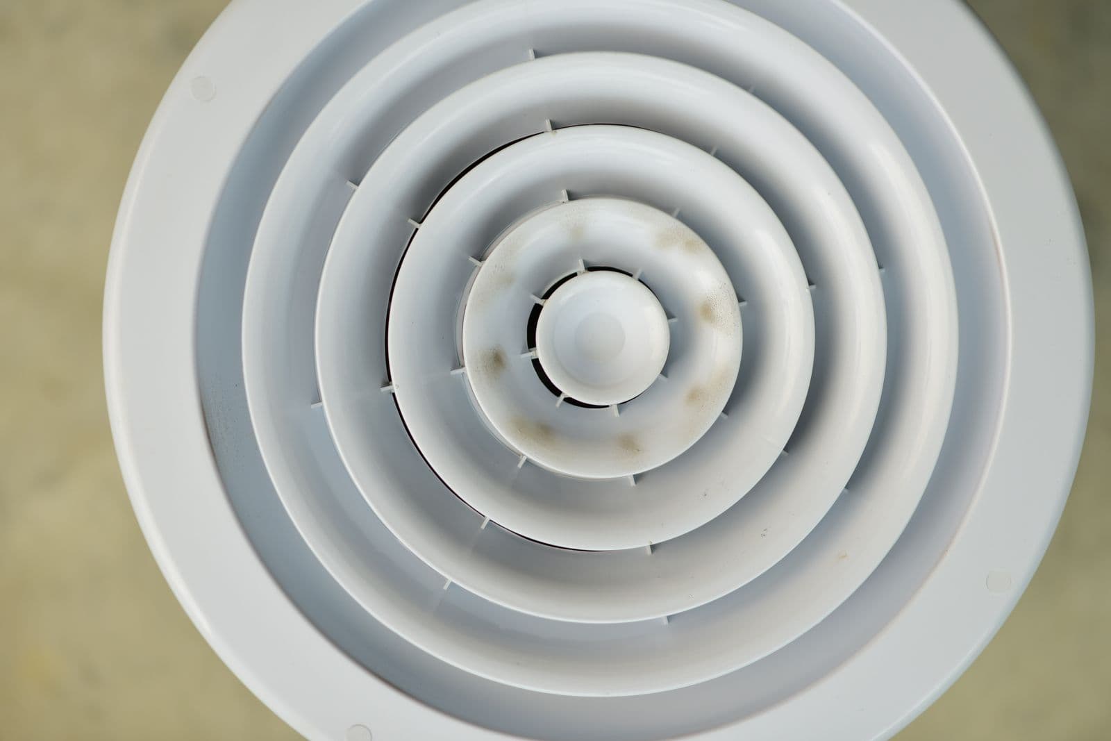Difusor circular de aire acondicionado instalado en el techo — Ductería y difusores en Bucaramanga y Barranquilla