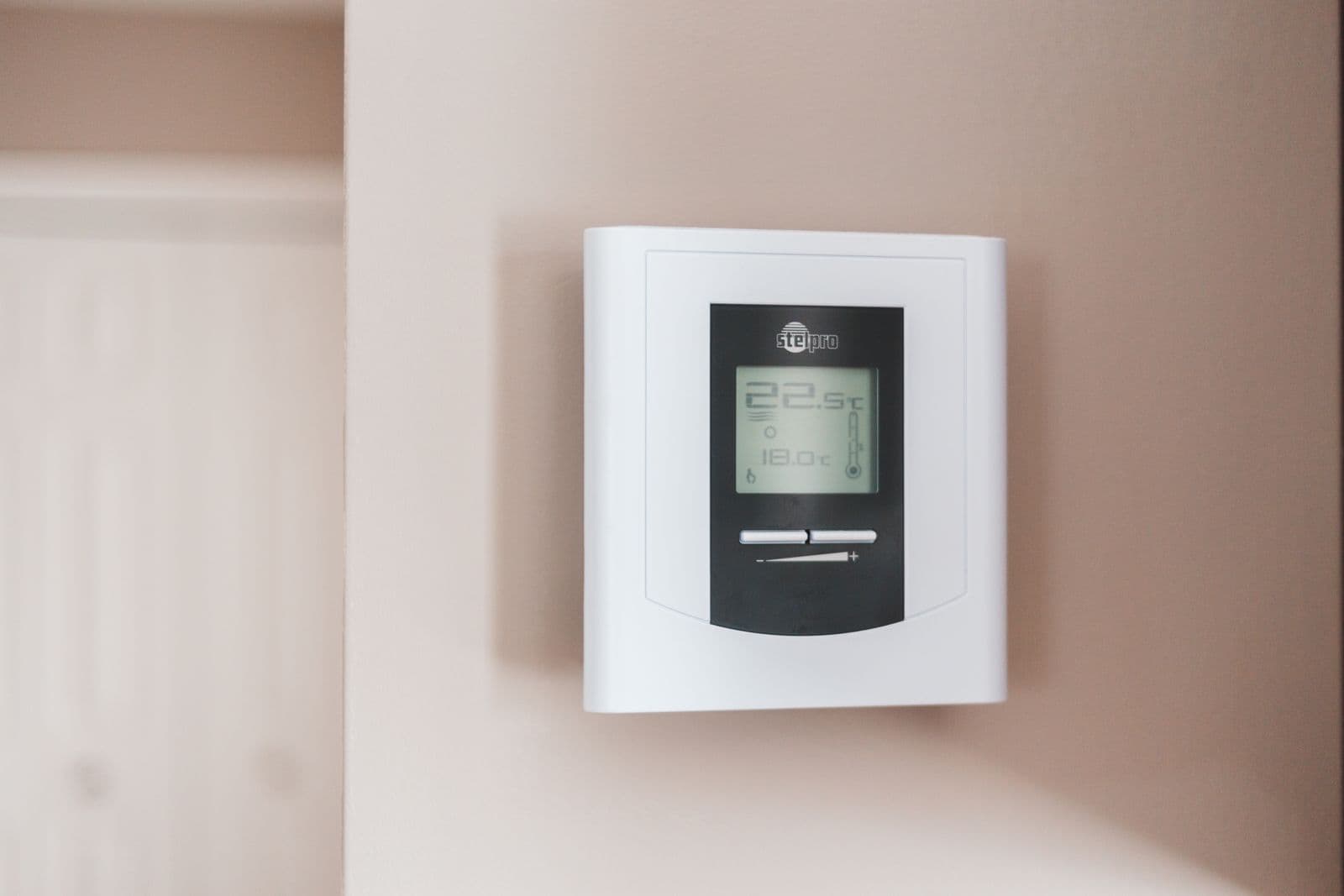 Termostato digital de pared mostrando la temperatura programada — Diagnóstico y calibración en Bucaramanga y Barranquilla