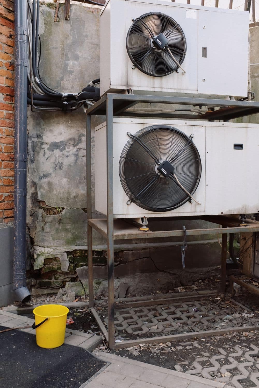 Unidades condensadoras de aire acondicionado con ventiladores axiales instaladas sobre estructura metálica — Sistemas VRF/VRV en Bucaramanga y Barranquilla